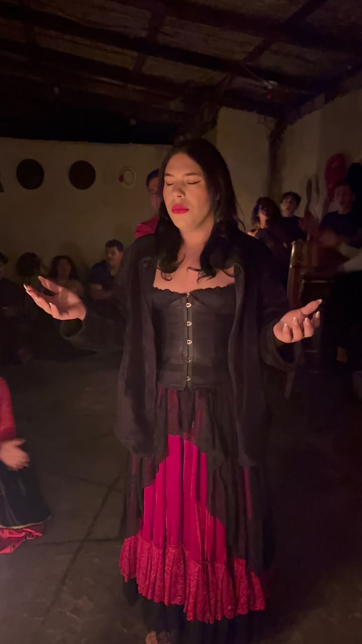 Mãe Danny de braços abertos com a corrente cantando ao fundo