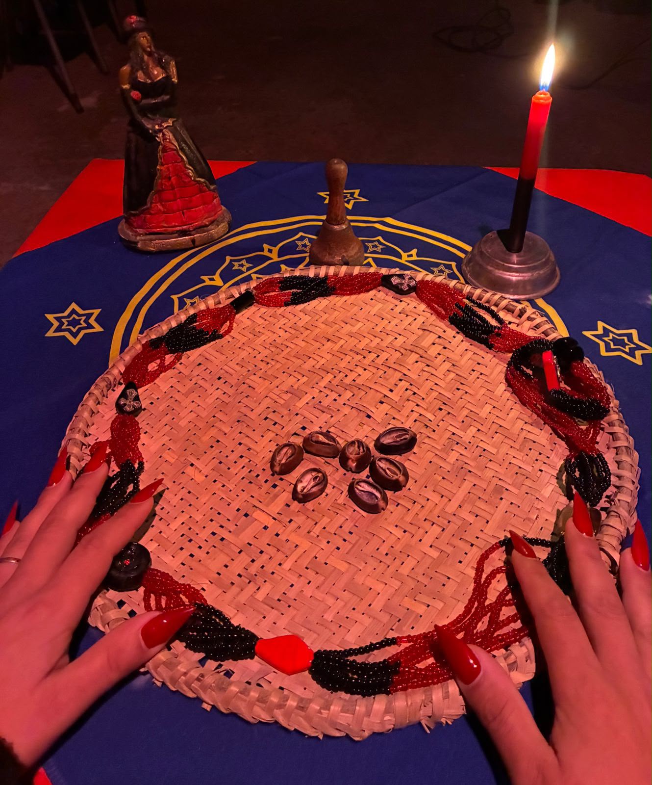 Jogo de búzios sobre a peneira, com guias e imagem de Maria Padilha
